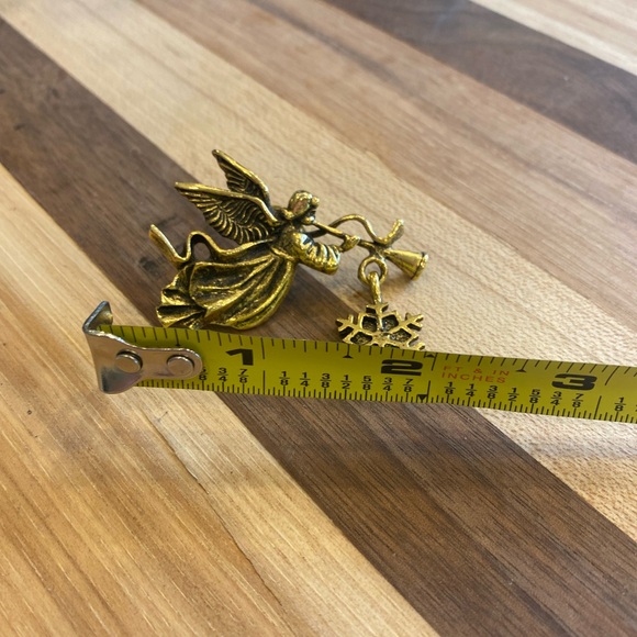 Vintage Camco Angel Blowing Horn With Snowflake Winter Christmas Gold Tone Pin - Picture 3 of 3